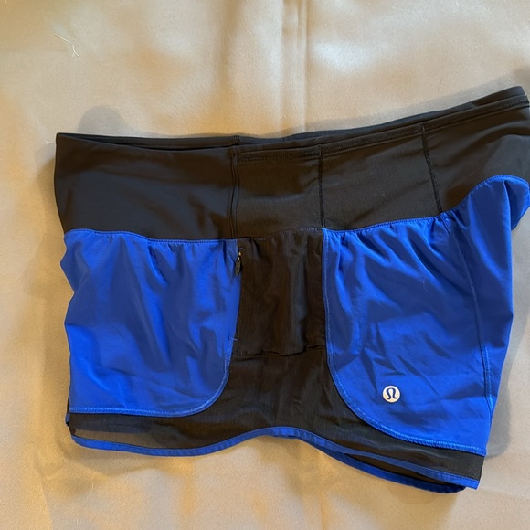 Lululemon running shorts, blue and black, size 8 - Picture 4 of 5